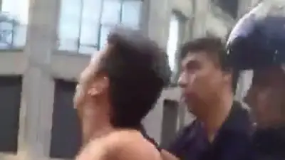 Denuncian violenta detención de un menor por robar un paquete de galletitas Denuncian violenta detención de un menor por robar un paquete de galletitas