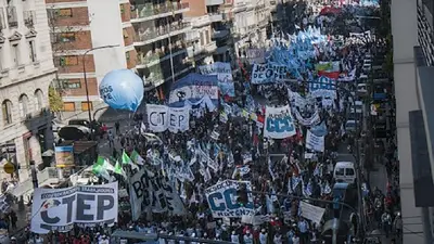 Organizaciones sociales cortan el Obelisco y realizan ollas populares Organizaciones sociales cortan el Obelisco y realizan ollas populares