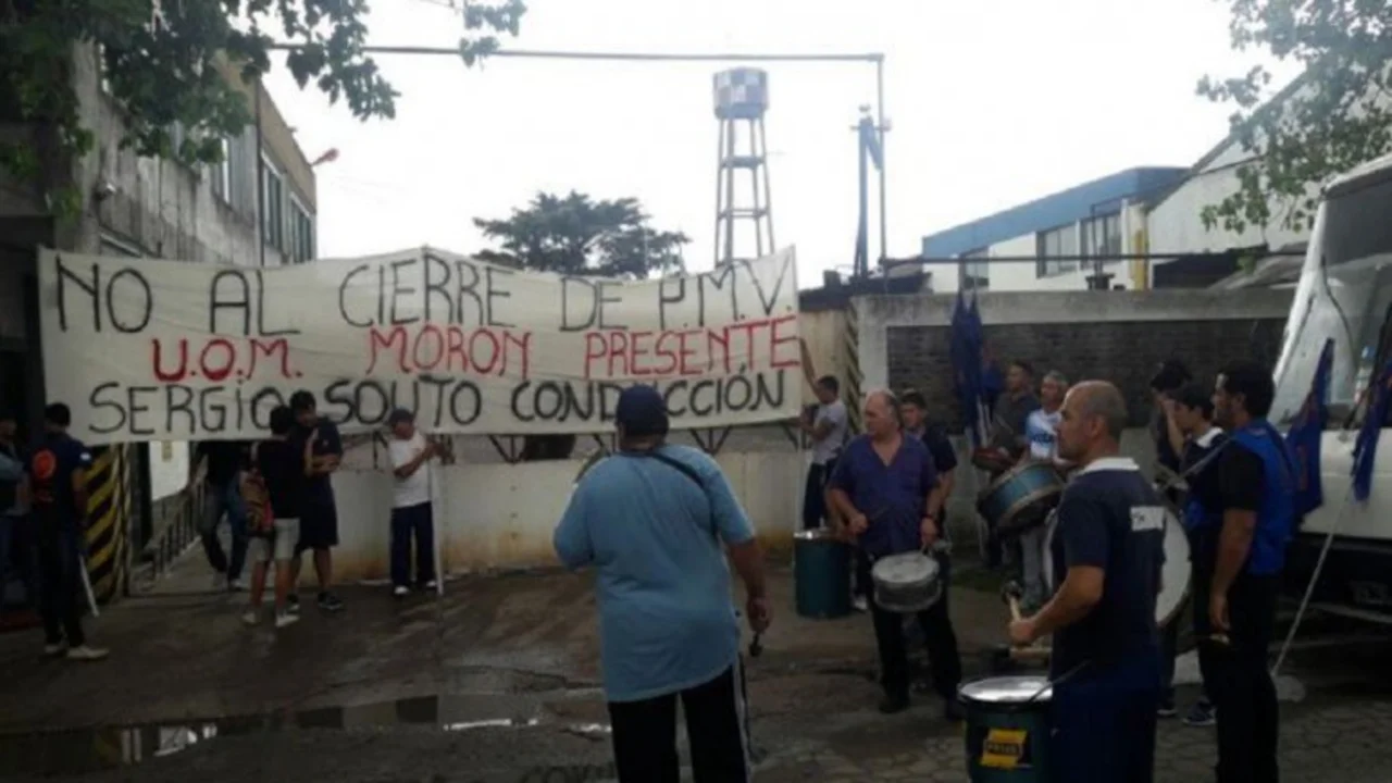 Por las importaciones, cerró una fábrica de cabinas del agro y despidió a sus trabajadores