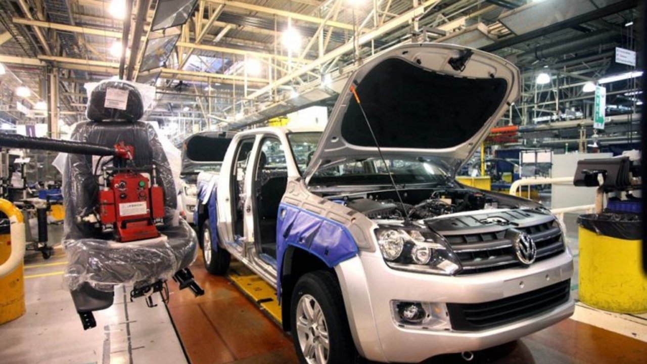 Volkswagen suspende operarios por un año y medio: "Son despidos encubiertos"