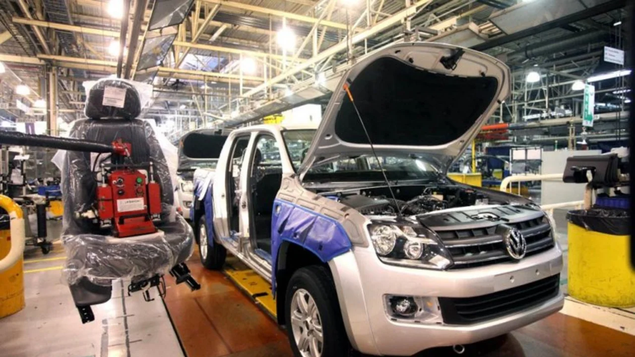 Volkswagen suspende operarios por un año y medio: "Son despidos encubiertos"