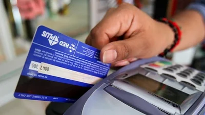 Desde mayo, todos los comercios deberán aceptar pagos con tarjetas de débito Desde mayo, todos los comercios deberán aceptar pagos con tarjetas de débito