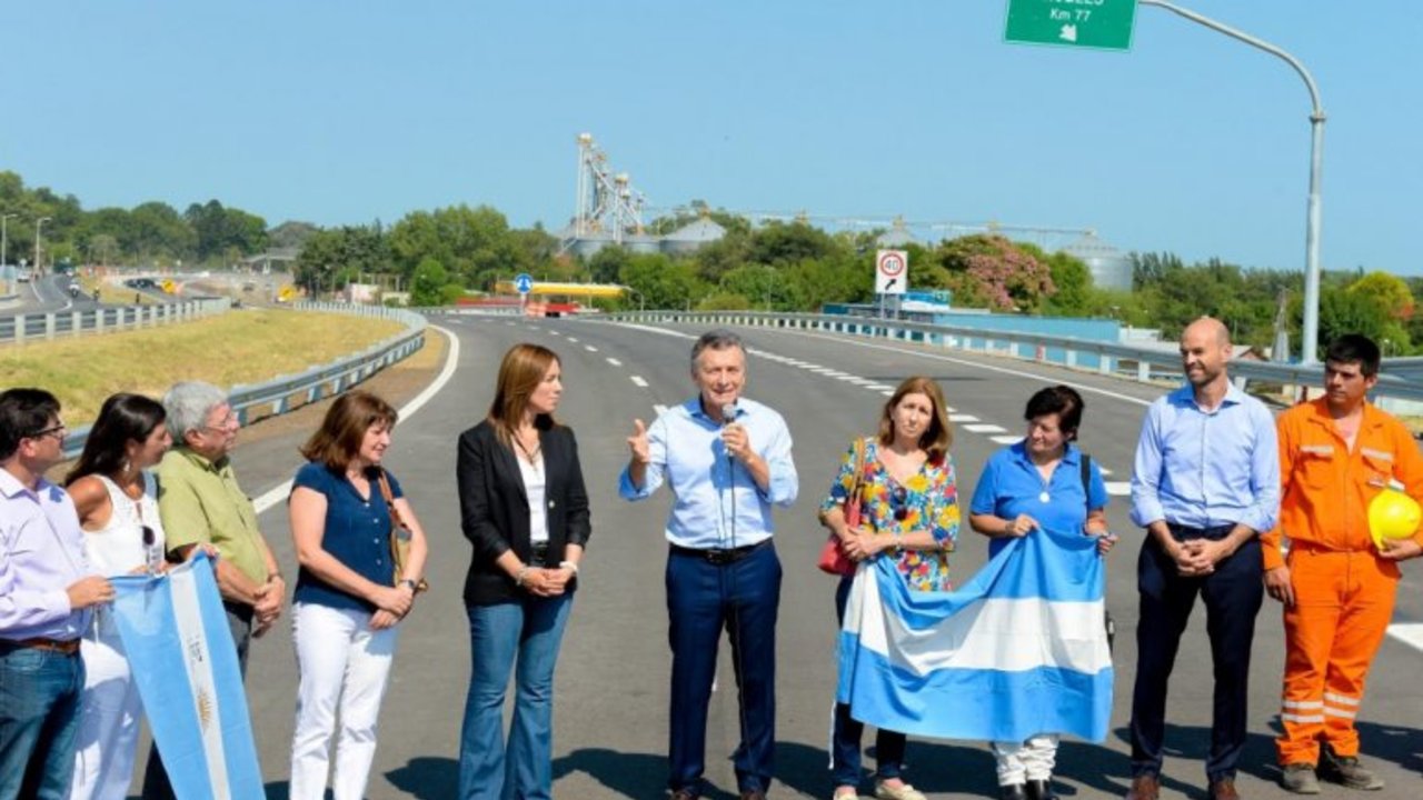 Con extras militantes del PRO, Macri realizó una puesta en escena para inaugurar sólo 9 kilómetros de ruta