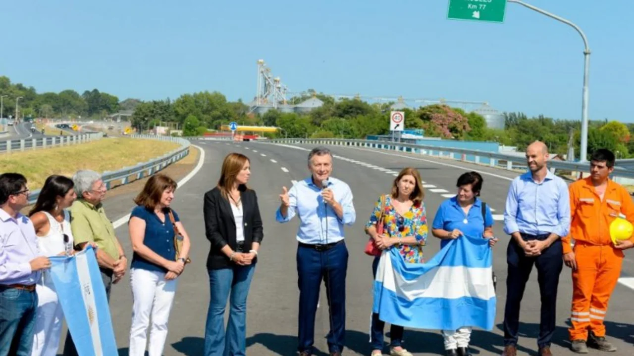 Con extras militantes del PRO, Macri realizó una puesta en escena para inaugurar sólo 9 kilómetros de ruta