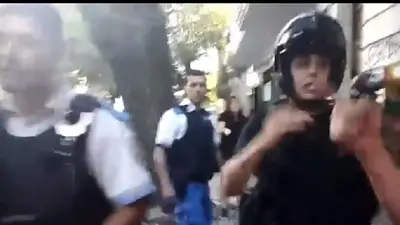 La Plata: Detuvieron a dos personas por filmar a policías golpear a un menor La Plata: Detuvieron a dos personas por filmar a policías golpear a un menor