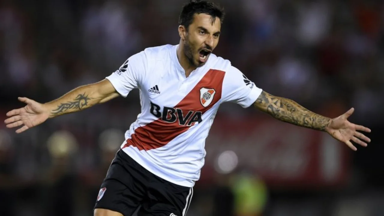 Luego de ser tildado de "impresentable", el diario deportivo de Clarín le contestó a 'Nacho' Scocco