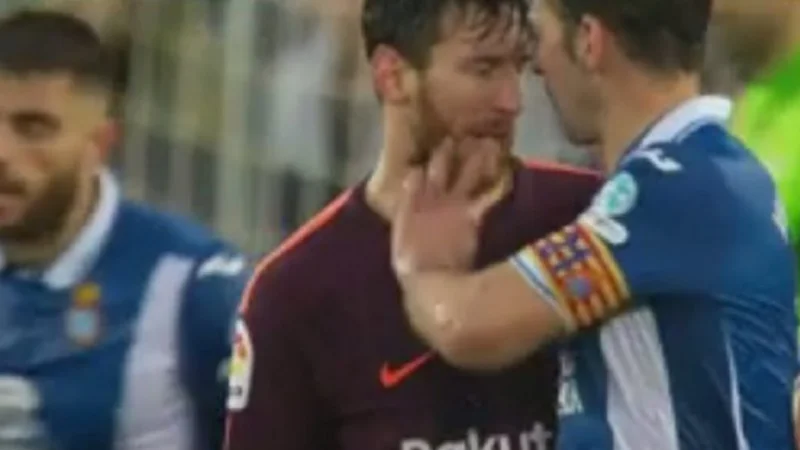Messi terminó a los manotazos con un rival que lo volvió loco