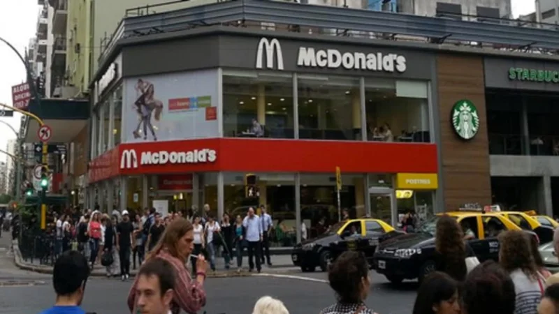 Un local de Mc Donald's se negó a venderle un desayuno a un indigente