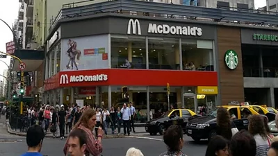 Un local de Mc Donald's se negó a venderle un desayuno a un indigente Un local de Mc Donald's se negó a venderle un desayuno a un indigente