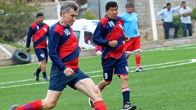 Filtraron un video de Macri jugando al fútbol: el desopilante grito de la tribuna Filtraron un video de Macri jugando al fútbol: el desopilante grito de la tribuna