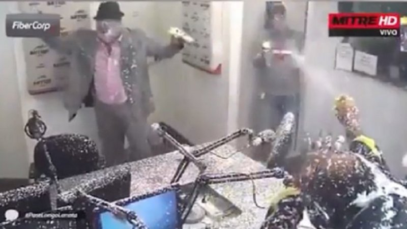 Insólito: guerra de espuma entre Lanata y Longobardi en la radio