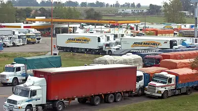 Paro de camioneros ante los graves abusos de las multinacionales de granos Paro de camioneros ante los graves abusos de las multinacionales de granos