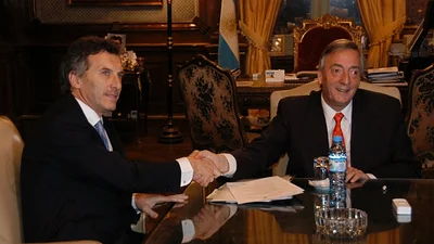 La creativa remera contra Macri que usó un hombre para pasear a los perros y genera burla en las redes La creativa remera contra Macri que usó un hombre para pasear a los perros y genera burla en las redes