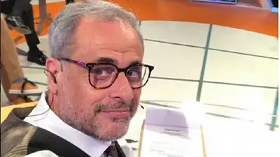 El hombre que escrachó a Zannini en un avión agredió a un movilero de Intrusos El hombre que escrachó a Zannini en un avión agredió a un movilero de Intrusos