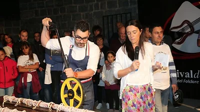 En la tierra natal de Macri se hizo al salame más largo del mundo y estallaron las redes En la tierra natal de Macri se hizo al salame más largo del mundo y estallaron las redes