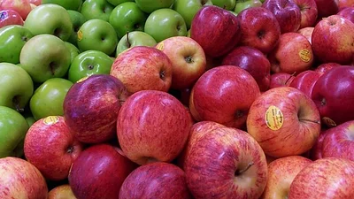 Chacareros regalaron 30 toneladas de manzanas por la crisis Chacareros regalaron 30 toneladas de manzanas por la crisis