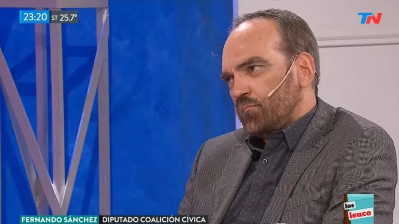 Fernando Iglesias se coló en la fila de un trámite público y lo pescaron