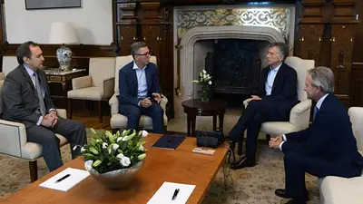Telecom, del Grupo Clarín, le prometió inversiones a Macri por U$S5 mil millones Telecom, del Grupo Clarín, le prometió inversiones a Macri por U$S5 mil millones