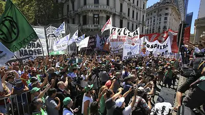 Estatales y movimientos sociales marcharon a Plaza de Mayo contra el Gobierno Estatales y movimientos sociales marcharon a Plaza de Mayo contra el Gobierno