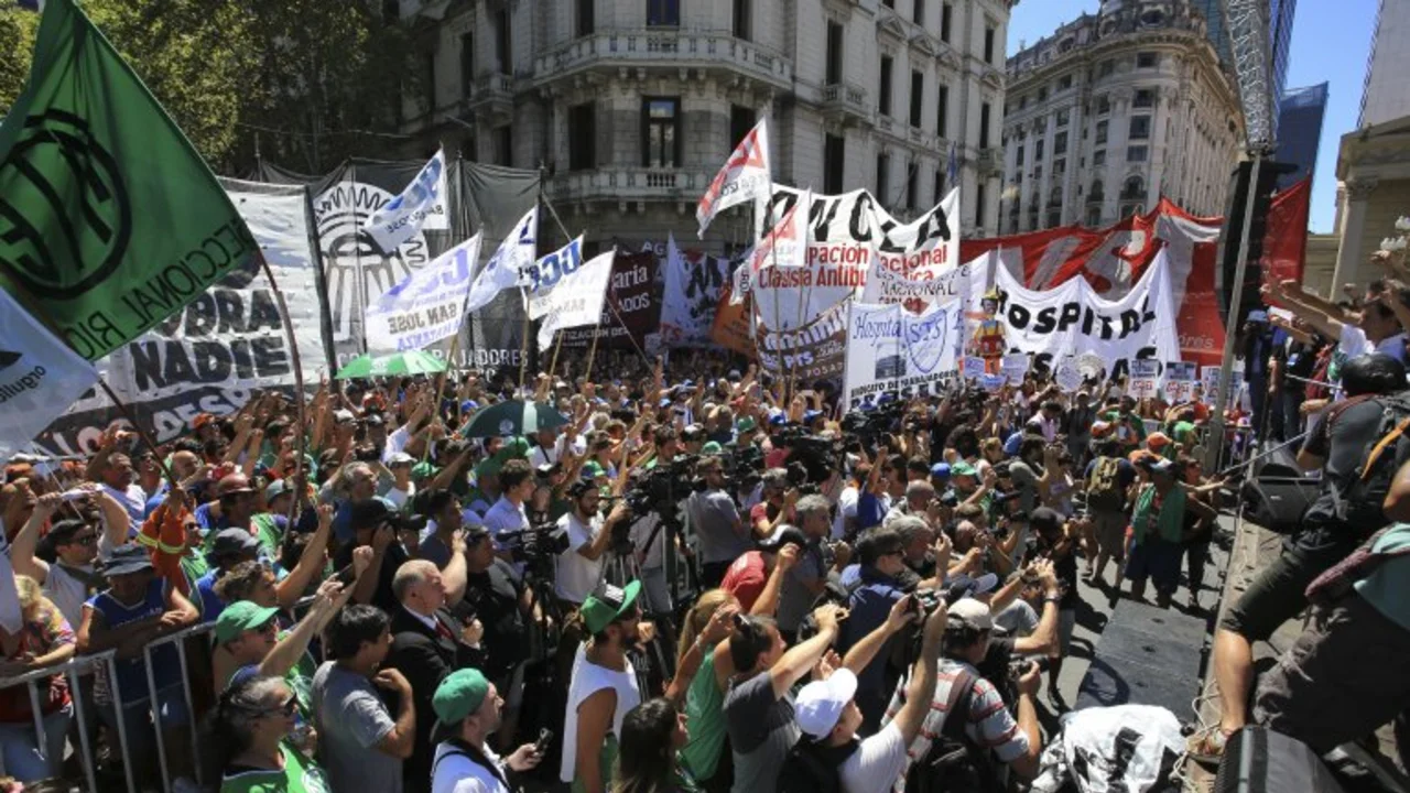Estatales y movimientos sociales marcharon a Plaza de Mayo contra el Gobierno