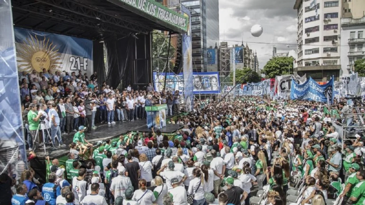 Moyano encabezó una multitudinaria marcha contra el Gobierno y lanzó una advertencia