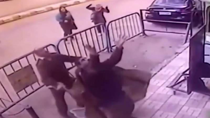 Un policía salvó de milagro a un niño que caía de un tercer piso