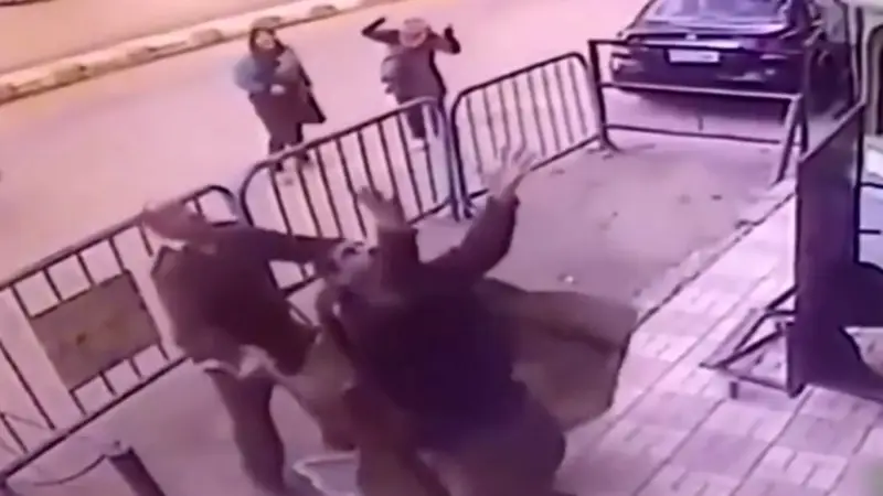 Un policía salvó de milagro a un niño que caía de un tercer piso