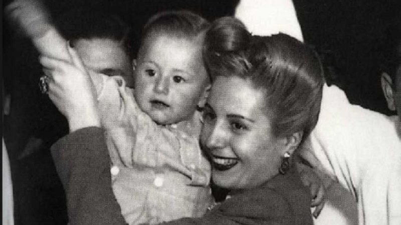 Aseguran que el Indio Solari estuvo en los brazos de Evita cuando era un bebé