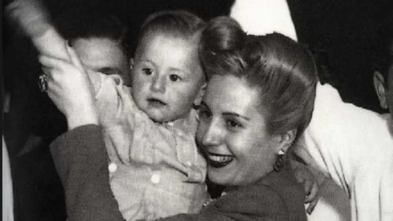 Aseguran que el Indio Solari estuvo en los brazos de Evita cuando era un bebé