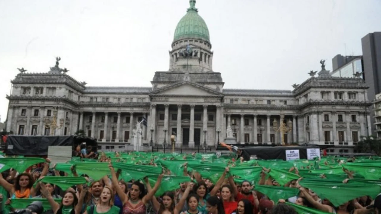 Casi dos tercios de la sociedad argentina apoya despenalizar el aborto
