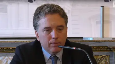 Dujovne se cruzó con un economista que le hizo una incómoda pregunta Dujovne se cruzó con un economista que le hizo una incómoda pregunta