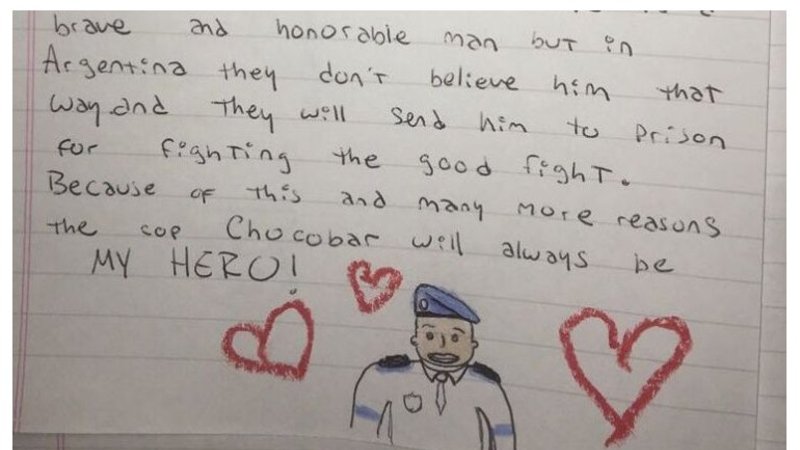 Polémica en las redes por un ensayo escolar que llama "héroe" a Chocobar