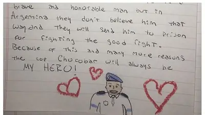 Polémica en las redes por un ensayo escolar que llama "héroe" a Chocobar Polémica en las redes por un ensayo escolar que llama "héroe" a Chocobar