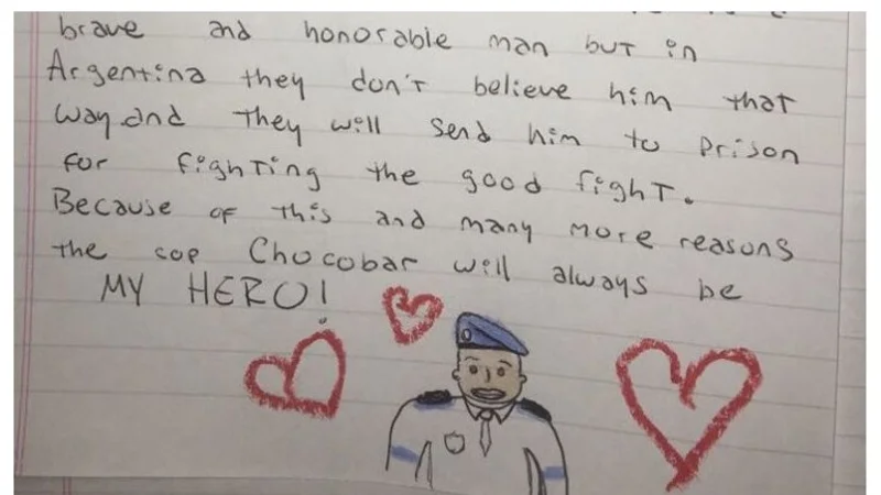 Polémica en las redes por un ensayo escolar que llama "héroe" a Chocobar