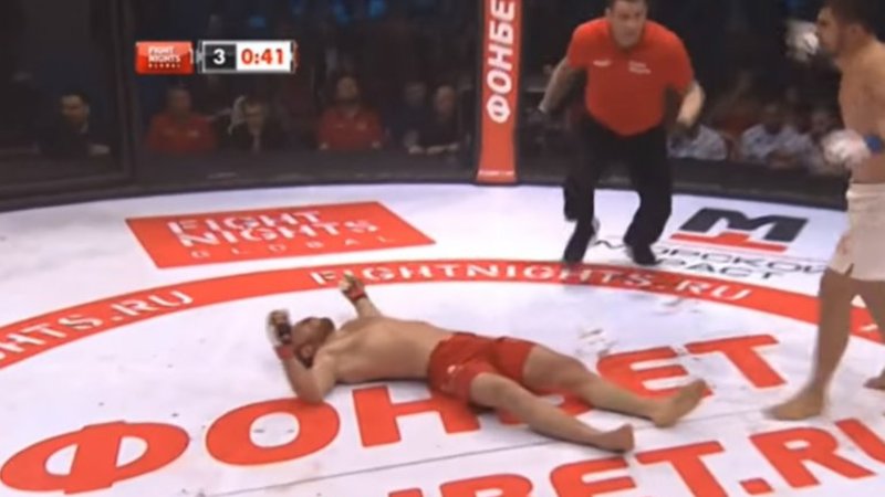 MMA: noqueó al campeón con un patadón y tuvo que asistirlo