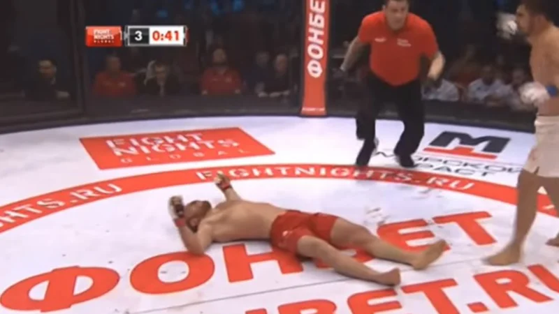 MMA: noqueó al campeón con un patadón y tuvo que asistirlo