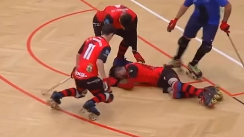 BRUTAL: Le partió la frente a un rival con el palo de hockey en medio del partido