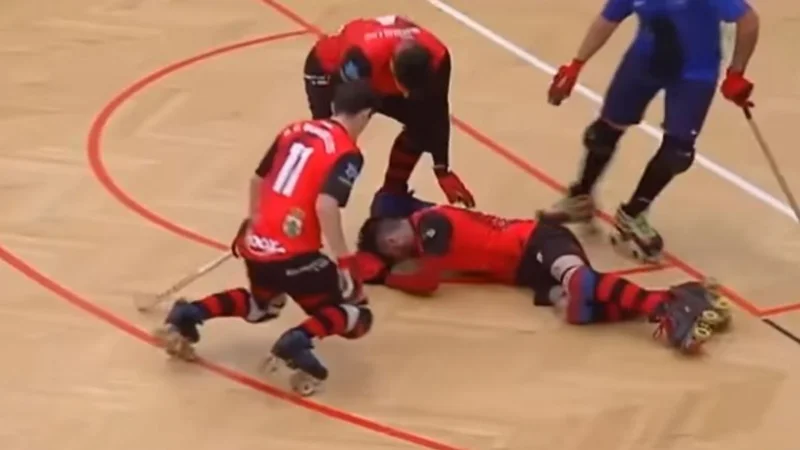 BRUTAL: Le partió la frente a un rival con el palo de hockey en medio del partido