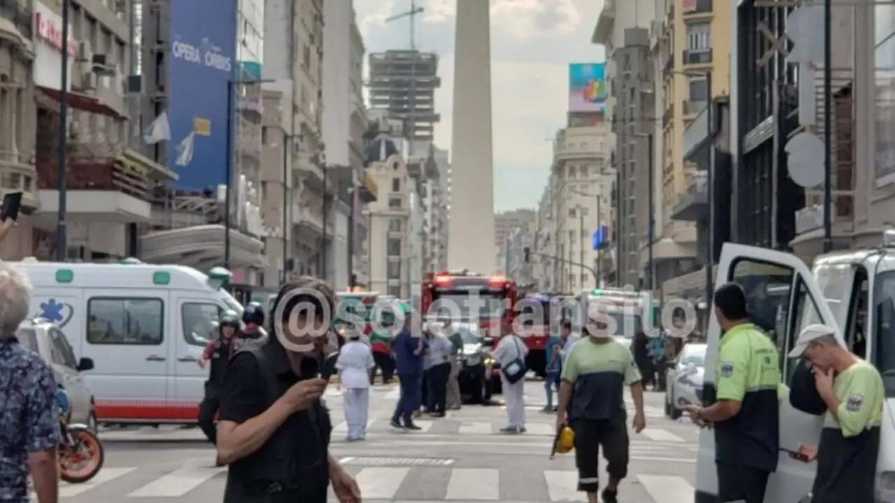 Incendio en un hotel a metros del Obelsico: un muerto y cuatro heridos graves