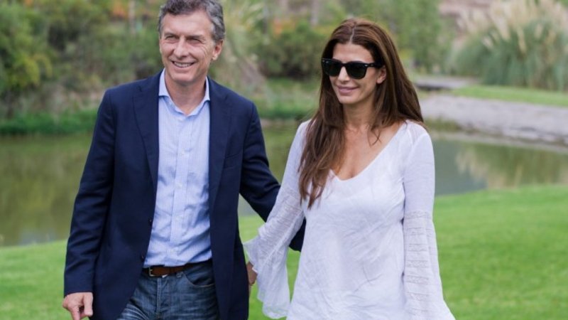 Mauricio Macri destacó a Juliana Awada por ser ama de casa y confesó: "Soy un inútil"