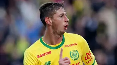 Piden reflotar el avión en que viajaba el argentino Emiliano Sala Piden reflotar el avión en que viajaba el argentino Emiliano Sala