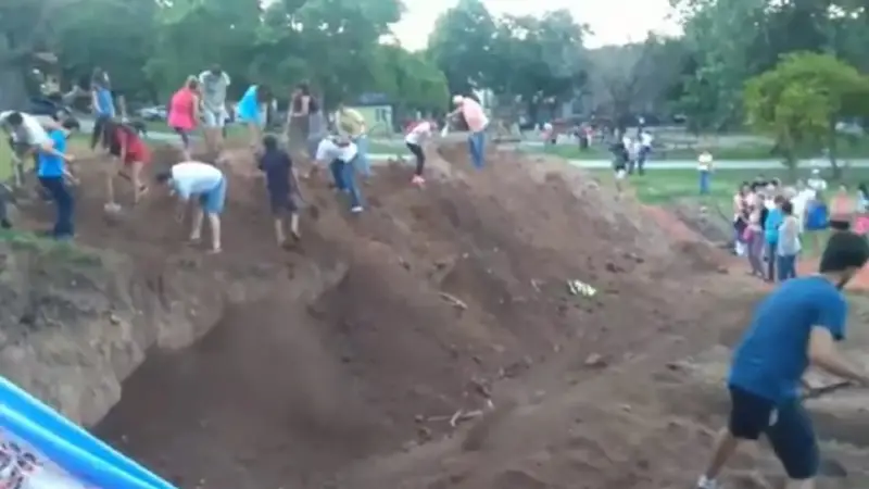 Quilmes: Martiniano Molina mandó a cavar un pozo en una histórica plaza para rellenarlo de basura