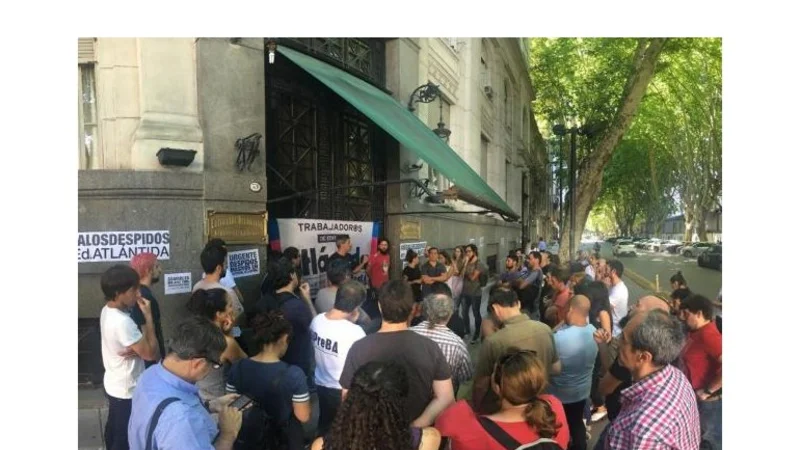 Por 17 despidos, trabajadores de Editorial Atlántida se encuentran en Asamblea