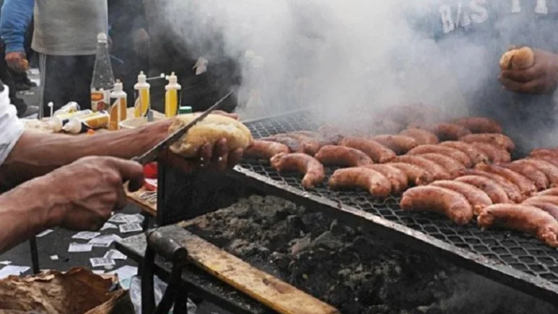 Parrillazo: Manifiestan en el Obelisco para que vuelva el choripan a las canchas