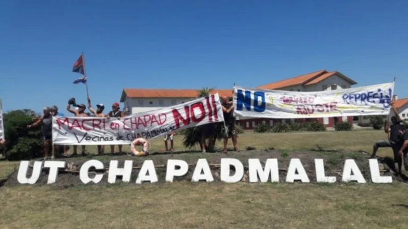 En Chapadmalal, vecinos marcharon para repudiar la visita de Macri