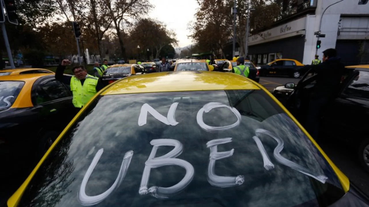 Taxistas confunden al novio de una joven con un Uber y los amenazaron