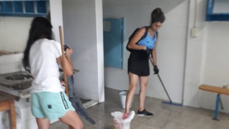 Machismo en el fútbol: un portal felicita a las jugadoras por limpiar post partido