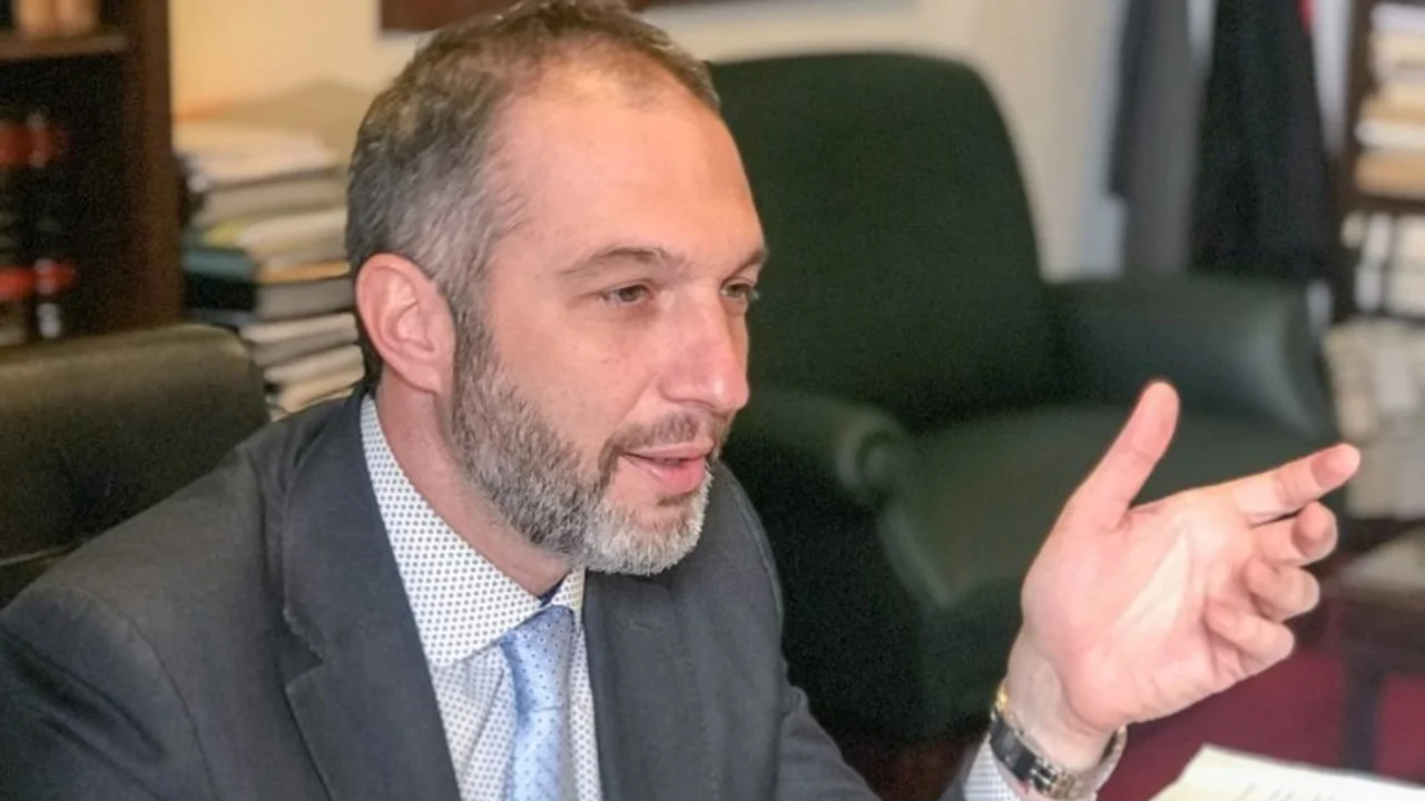 Denuncian al candidato del Cambiemos para la Cámara Electoral por falsear su currículum