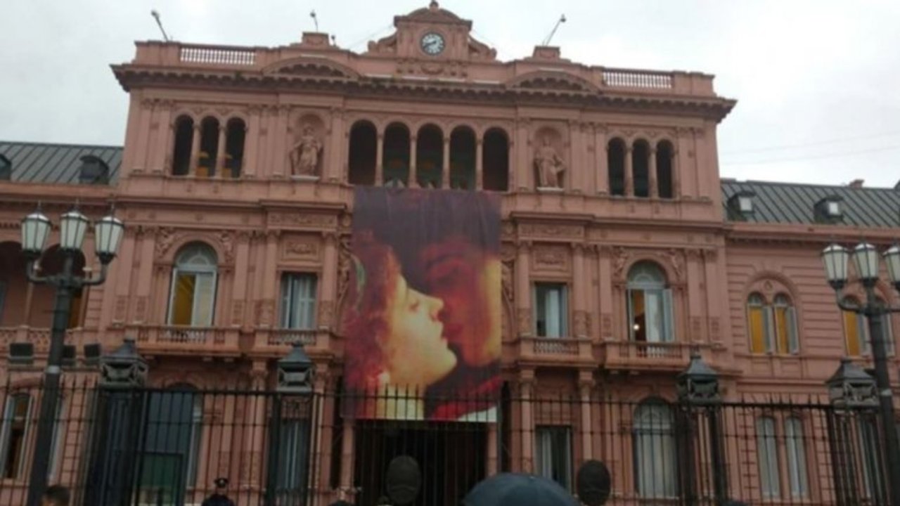 Polémica por el cartel de Romeo y Julieta para celebrar el Día de los Enamorados en Casa Rosada