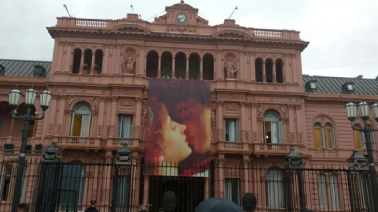 Polémica por el cartel de Romeo y Julieta para celebrar el Día de los Enamorados en Casa Rosada